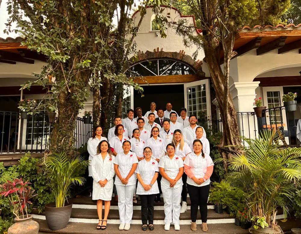 Equipo médico y terapéutico de Clínica Concordia frente a la casa principal
